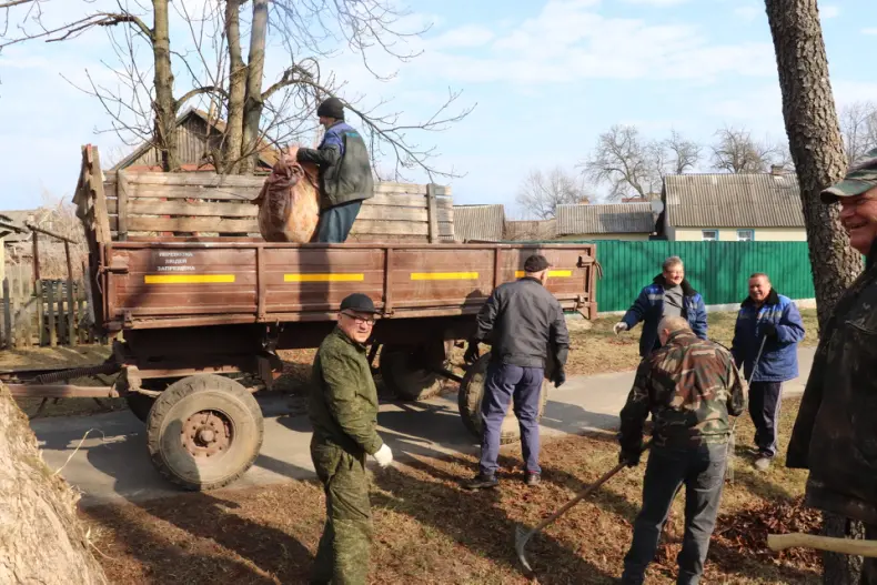 Областной субботник собрал 28 марта и руководителей, и представителей трудовых коллективов Октябрьщины. - 5360118767751