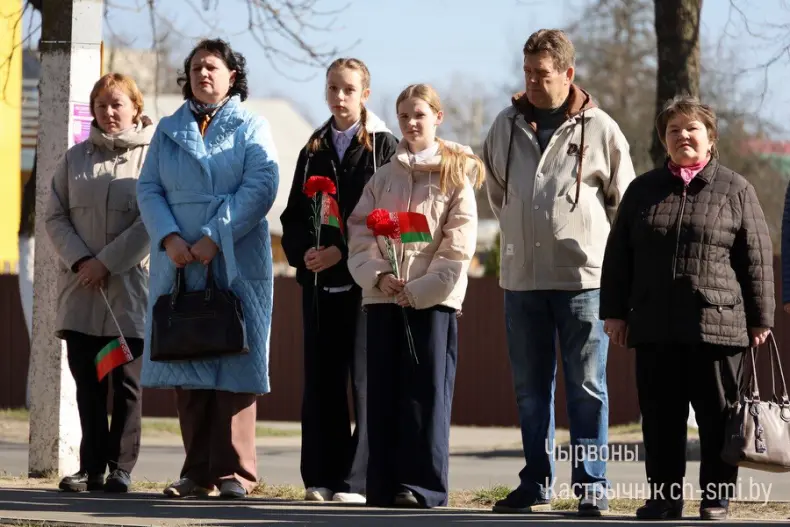 В Октябрьском почтили память  жертв Хатыни около памятного места "Каплица памяти" - 5360059443591