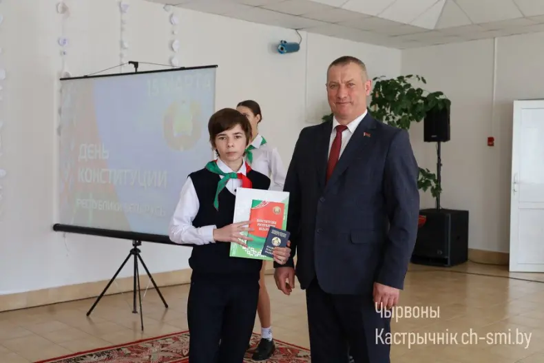 Первый паспорт – первый шаг во взрослую жизнь - 5359985372807