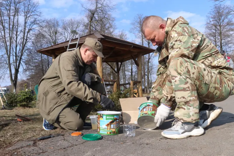 Областной субботник собрал 28 марта и руководителей, и представителей трудовых коллективов Октябрьщины. - 5360118801799