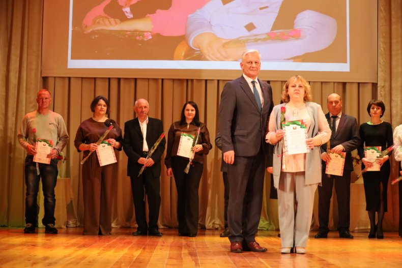 В центре досуга прошел торжественный вечер, посвященный Дню работников бытового обслуживания населения и жилищно-коммунального хозяйства «Празднуем вместе». - 5360042104711