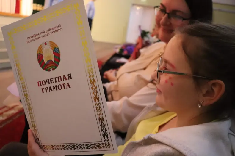 Торжественный вечер и праздничный концерт, посвященные Дню женщин, прошел в Октябрьском центре досуга накануне 8 Марта. - 5359879573639