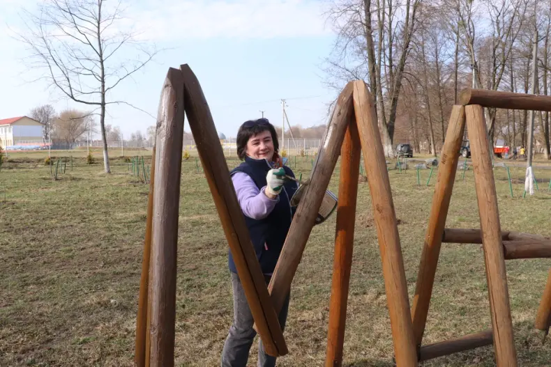 Областной субботник собрал 28 марта и руководителей, и представителей трудовых коллективов Октябрьщины. - 5360118802055