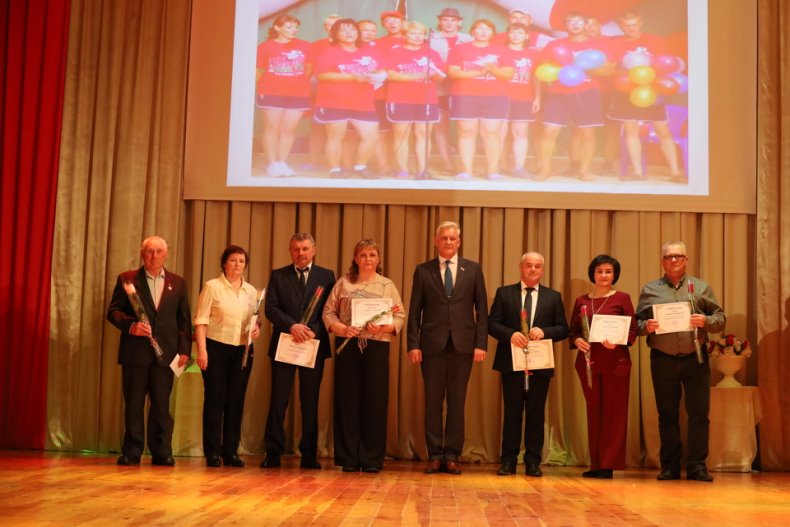 В центре досуга прошел торжественный вечер, посвященный Дню работников бытового обслуживания населения и жилищно-коммунального хозяйства «Празднуем вместе». - 5360042096007