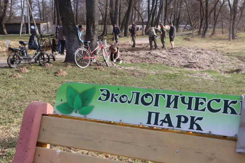 Областной субботник собрал 28 марта и руководителей, и представителей трудовых коллективов Октябрьщины. - 5360118723207