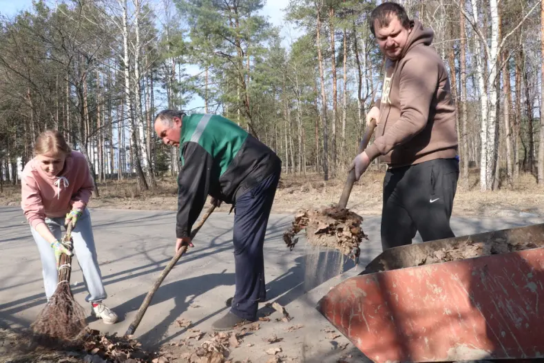 Областной субботник собрал 28 марта и руководителей, и представителей трудовых коллективов Октябрьщины. - 5360118797959