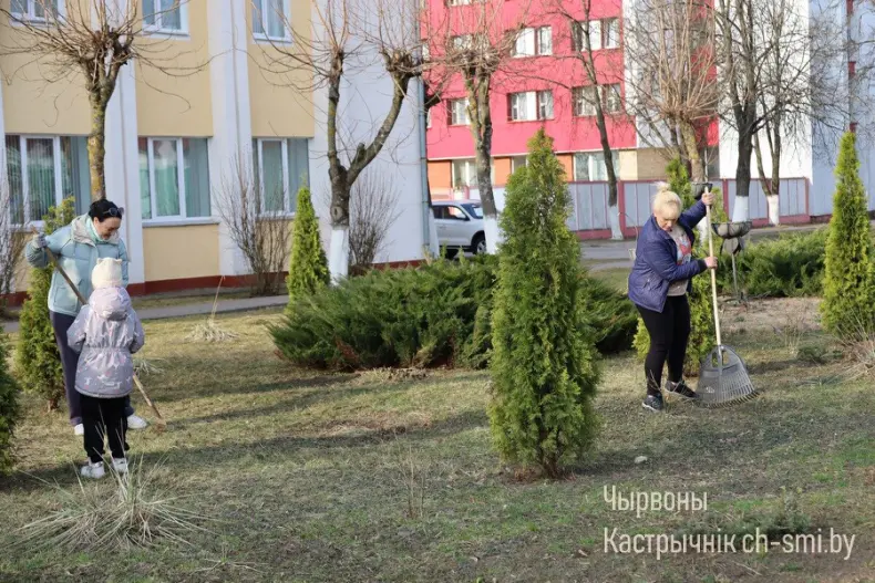 С хорошим настроением и энтузиазмом жители Октябрьского района подключились к областному субботнику - 5360118118791