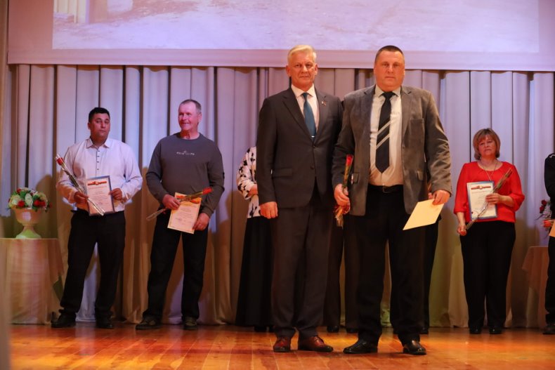 В центре досуга прошел торжественный вечер, посвященный Дню работников бытового обслуживания населения и жилищно-коммунального хозяйства «Празднуем вместе». - 5360042125959