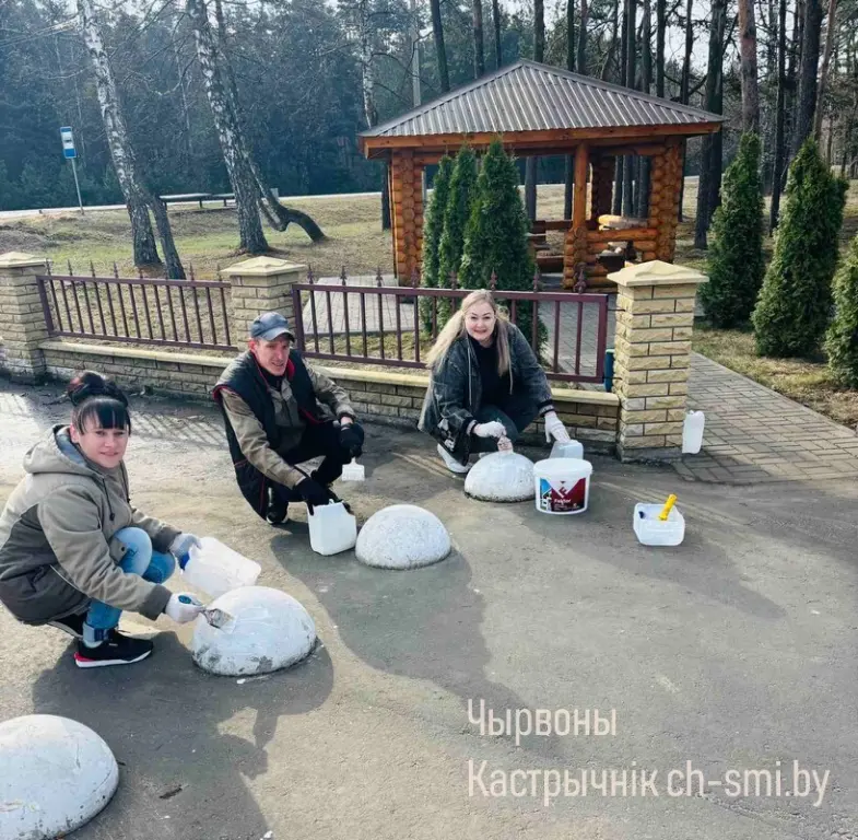 С хорошим настроением и энтузиазмом жители Октябрьского района подключились к областному субботнику - 5360118115975