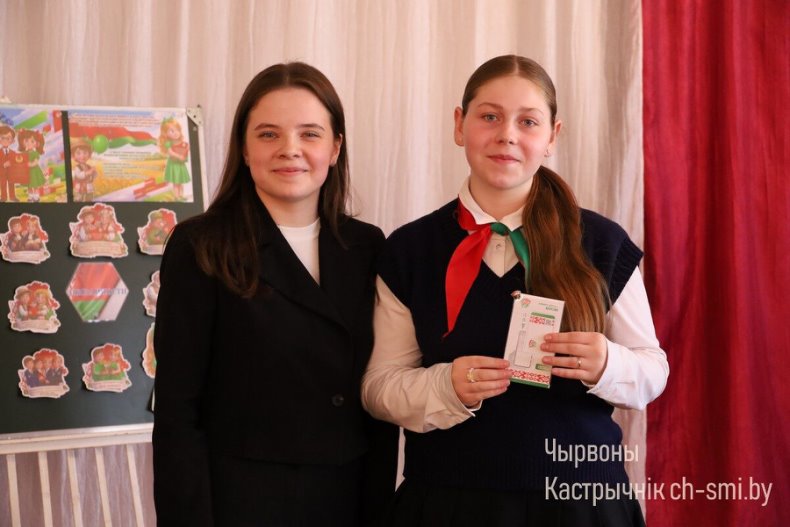 Церемония вступления в  октябрята, пионеры, члены Белорусского республиканского молодежного союза и РОО "Белая Русь" прошла сегодня в средней школе №2. - 5359965993607