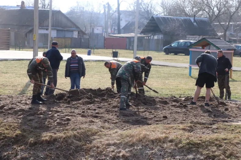 Областной субботник собрал 28 марта и руководителей, и представителей трудовых коллективов Октябрьщины. - 5360118766215