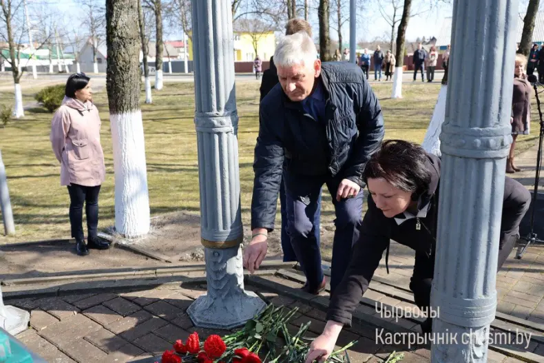 В Октябрьском почтили память  жертв Хатыни около памятного места "Каплица памяти" - 5360059535239