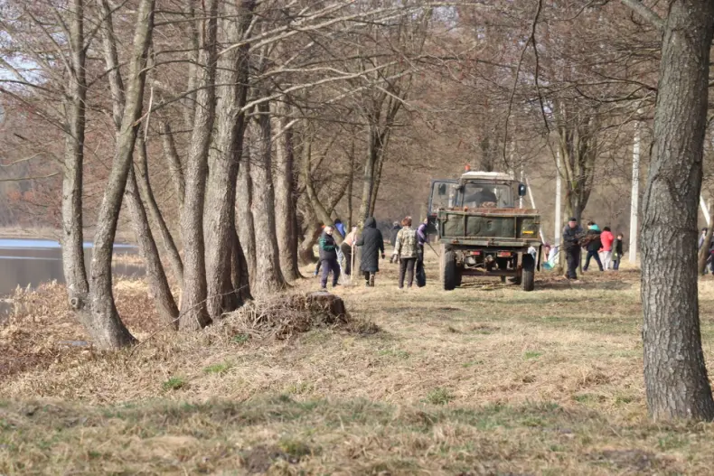 Областной субботник собрал 28 марта и руководителей, и представителей трудовых коллективов Октябрьщины. - 5360118726535