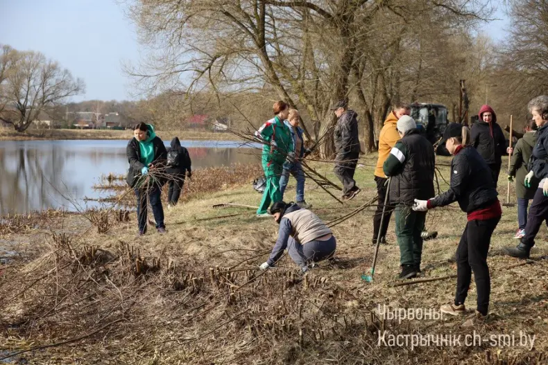 С хорошим настроением и энтузиазмом жители Октябрьского района подключились к областному субботнику - 5360118116487