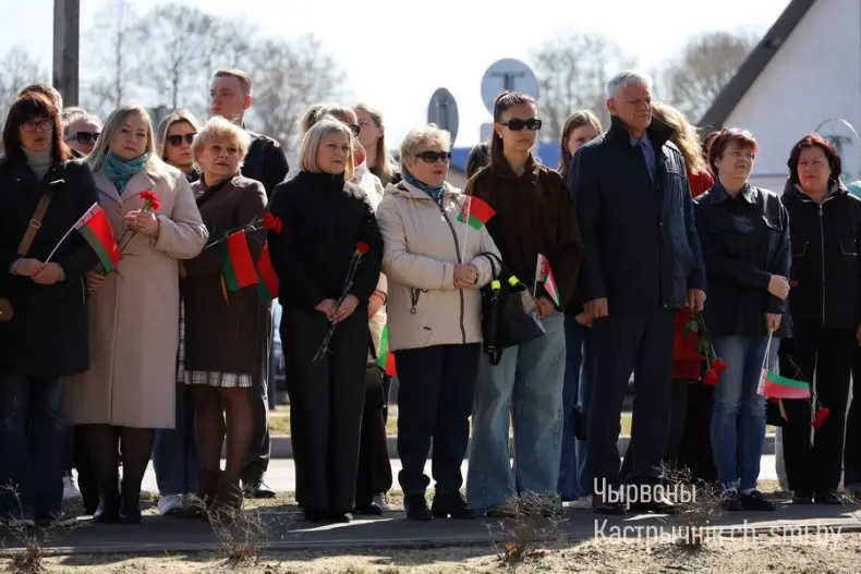 В Октябрьском почтили память  жертв Хатыни около памятного места "Каплица памяти" - 5360059443335