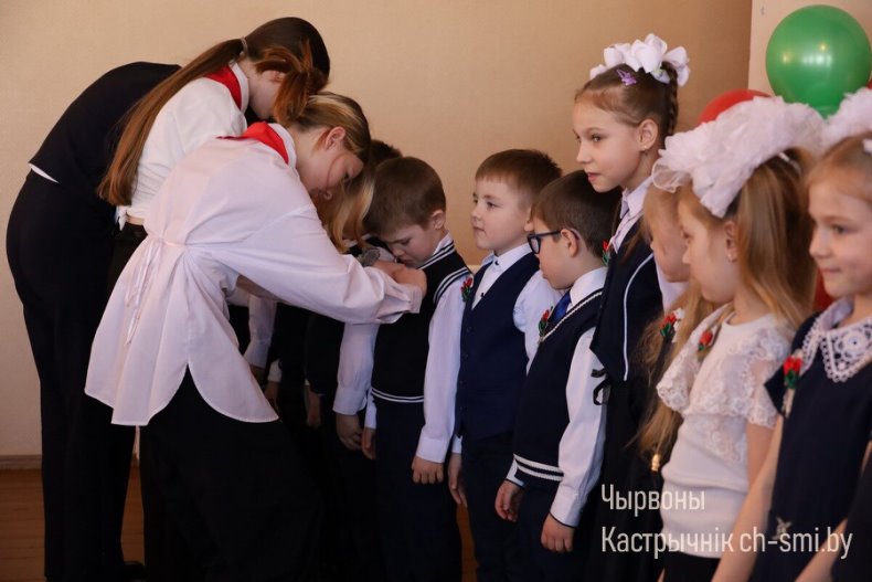 Церемония вступления в  октябрята, пионеры, члены Белорусского республиканского молодежного союза и РОО "Белая Русь" прошла сегодня в средней школе №2. - 5359965996167