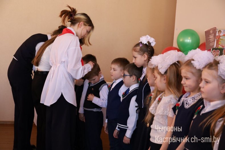 Церемония вступления в  октябрята, пионеры, члены Белорусского республиканского молодежного союза и РОО "Белая Русь" прошла сегодня в средней школе №2. - 5359965995911