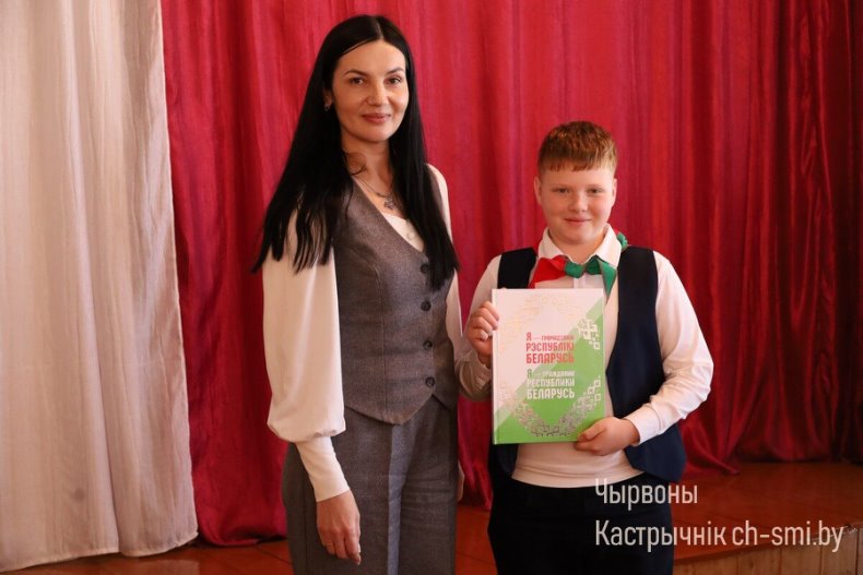 Церемония вступления в  октябрята, пионеры, члены Белорусского республиканского молодежного союза и РОО "Белая Русь" прошла сегодня в средней школе №2. - 5359965991815