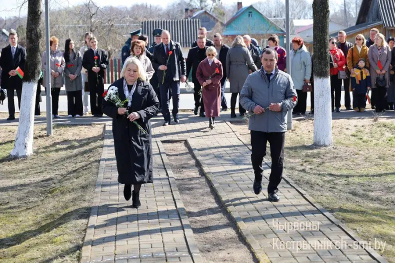 В Октябрьском почтили память  жертв Хатыни около памятного места "Каплица памяти" - 5360059536775