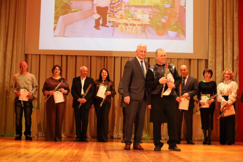 В центре досуга прошел торжественный вечер, посвященный Дню работников бытового обслуживания населения и жилищно-коммунального хозяйства «Празднуем вместе». - 5360042104455