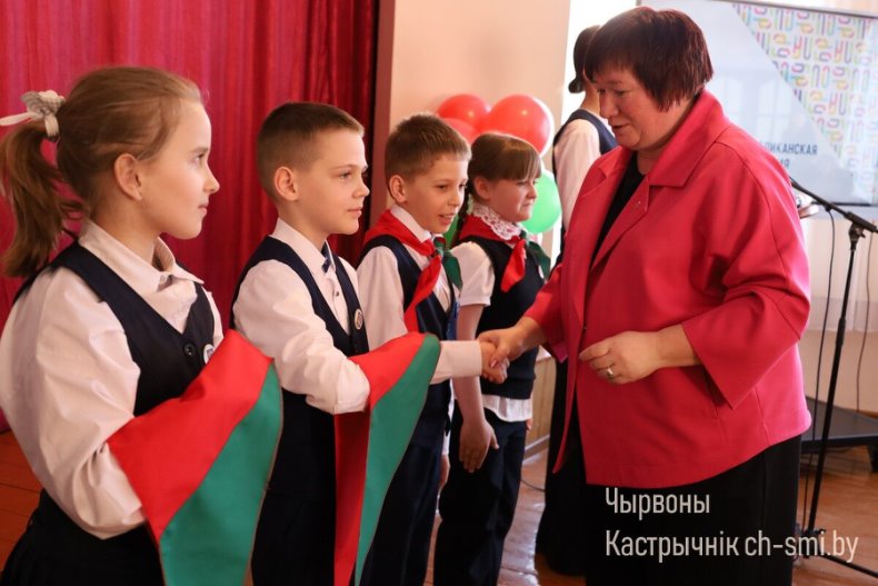 Церемония вступления в  октябрята, пионеры, члены Белорусского республиканского молодежного союза и РОО "Белая Русь" прошла сегодня в средней школе №2. - 5359965994887