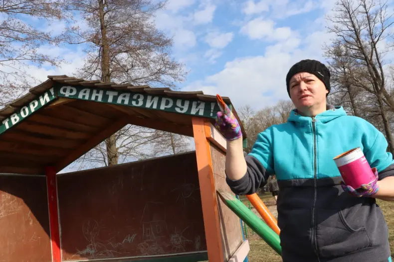 Областной субботник собрал 28 марта и руководителей, и представителей трудовых коллективов Октябрьщины. - 5360118722951