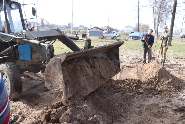 Областной субботник собрал 28 марта и руководителей, и представителей трудовых коллективов Октябрьщины. - 5360118769287