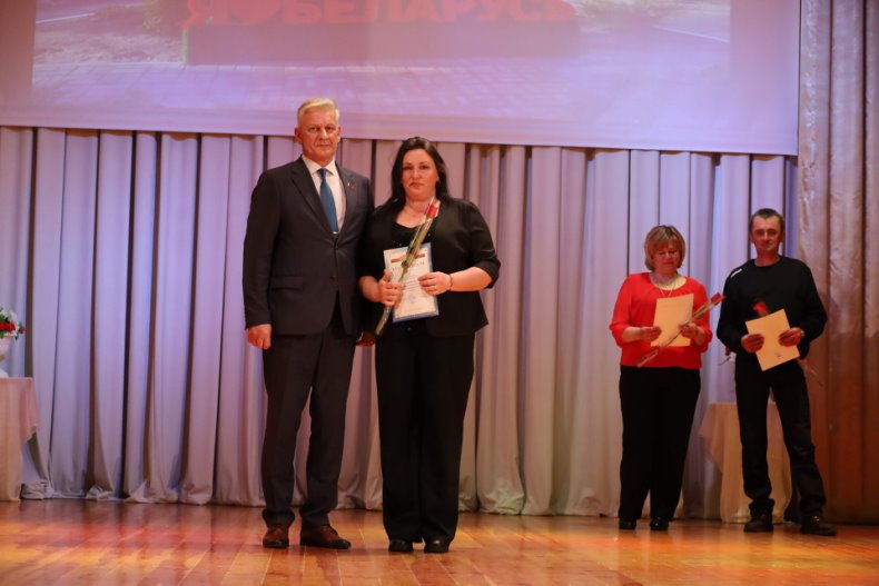 В центре досуга прошел торжественный вечер, посвященный Дню работников бытового обслуживания населения и жилищно-коммунального хозяйства «Празднуем вместе». - 5360042127239