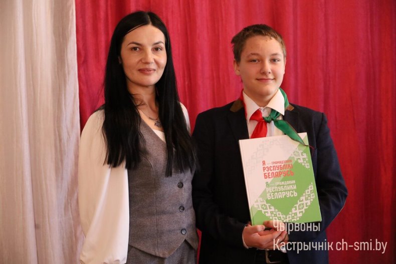 Церемония вступления в  октябрята, пионеры, члены Белорусского республиканского молодежного союза и РОО "Белая Русь" прошла сегодня в средней школе №2. - 5359965992071