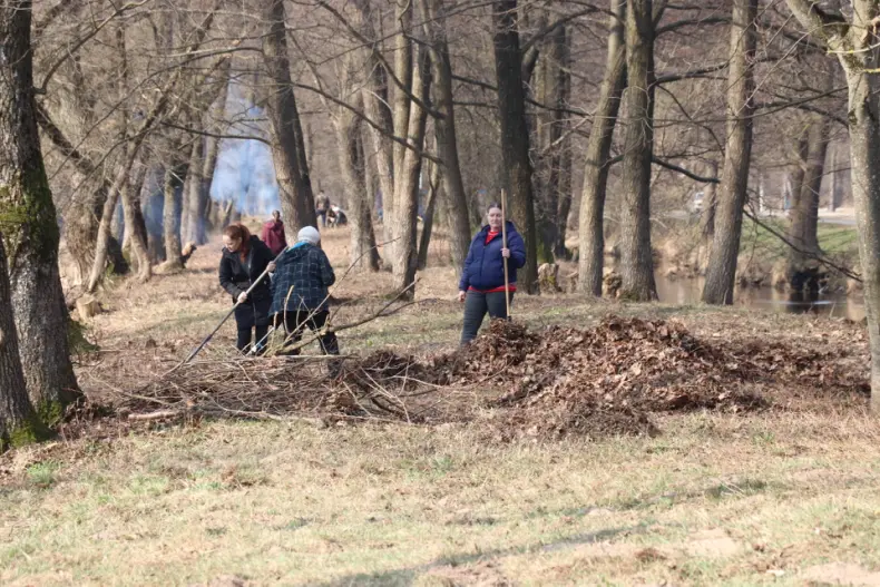 Областной субботник собрал 28 марта и руководителей, и представителей трудовых коллективов Октябрьщины. - 5360118768263
