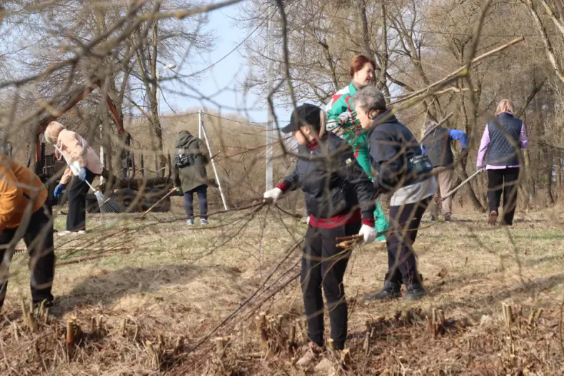 Областной субботник собрал 28 марта и руководителей, и представителей трудовых коллективов Октябрьщины. - 5360118724743