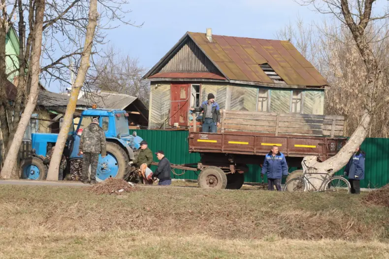 Областной субботник собрал 28 марта и руководителей, и представителей трудовых коллективов Октябрьщины. - 5360118768519