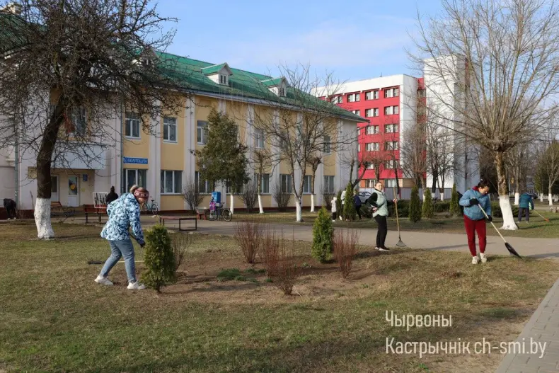 С хорошим настроением и энтузиазмом жители Октябрьского района подключились к областному субботнику - 5360118119047