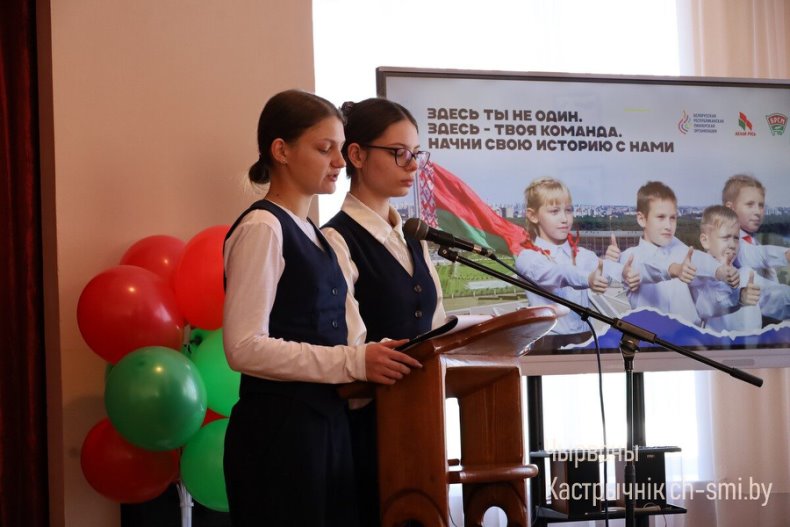 Церемония вступления в  октябрята, пионеры, члены Белорусского республиканского молодежного союза и РОО "Белая Русь" прошла сегодня в средней школе №2. - 5359965996935