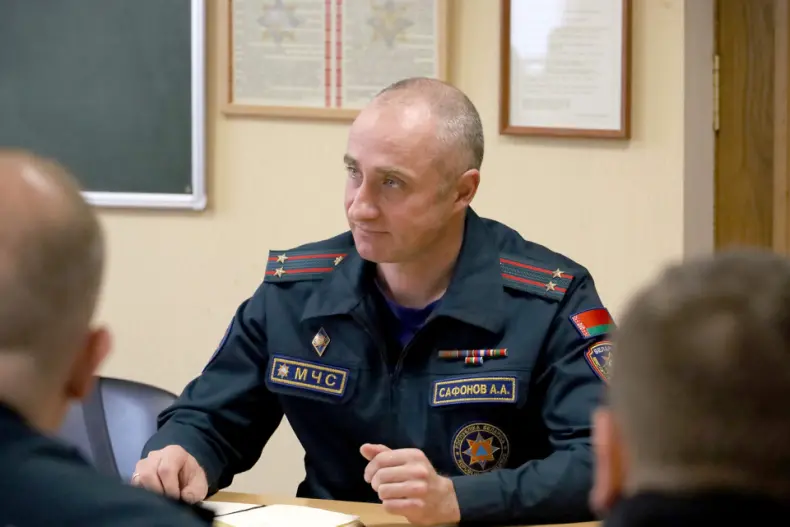 В рамках рабочей поездки в Октябрьский район, депутат Палаты представителей Национального собрания Республики Беларусь Николай Маратаев,  встретился с коллективом Октябрьского районного отдела по чрезвычайным ситуациям. - 5360411710599