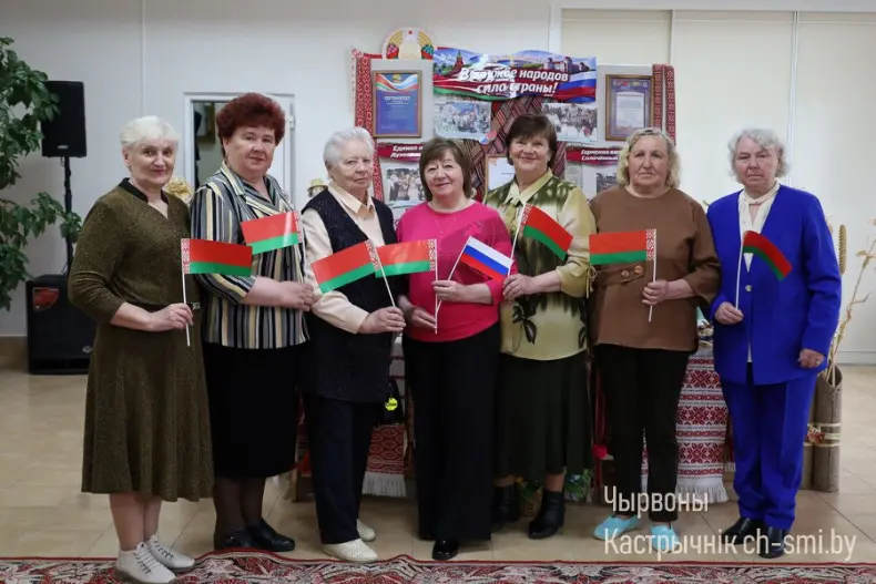 В Октябрьском центре досуга прошло праздничное мероприятие, посвященное Дню единения народов Беларуси и России - 5360171846791