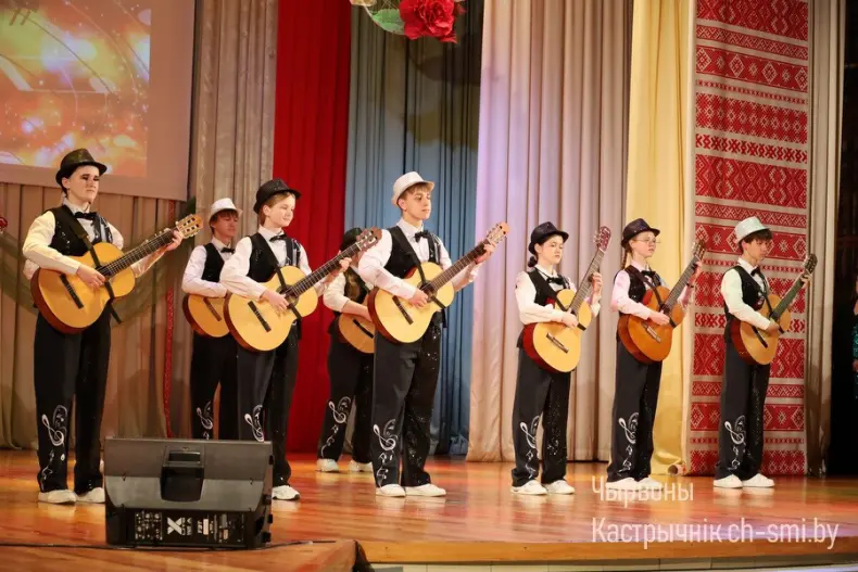 В центре досуга прошел отчетный концерт Октябрьского района "Песни нашей души" - 5360420518023