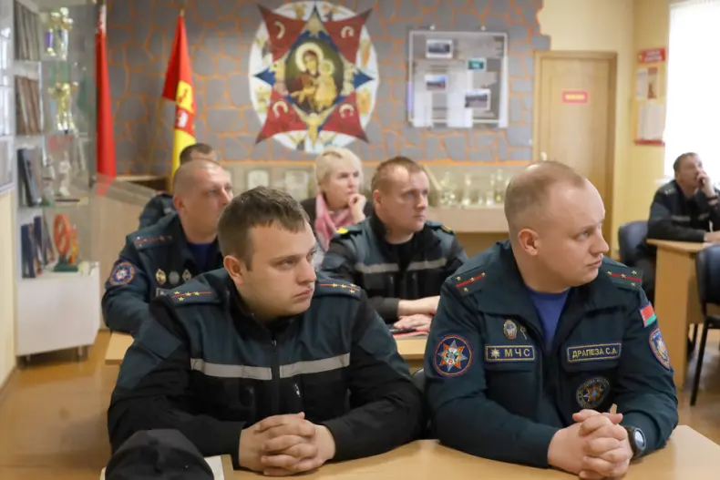 В рамках рабочей поездки в Октябрьский район, депутат Палаты представителей Национального собрания Республики Беларусь Николай Маратаев,  встретился с коллективом Октябрьского районного отдела по чрезвычайным ситуациям. - 5360411675783
