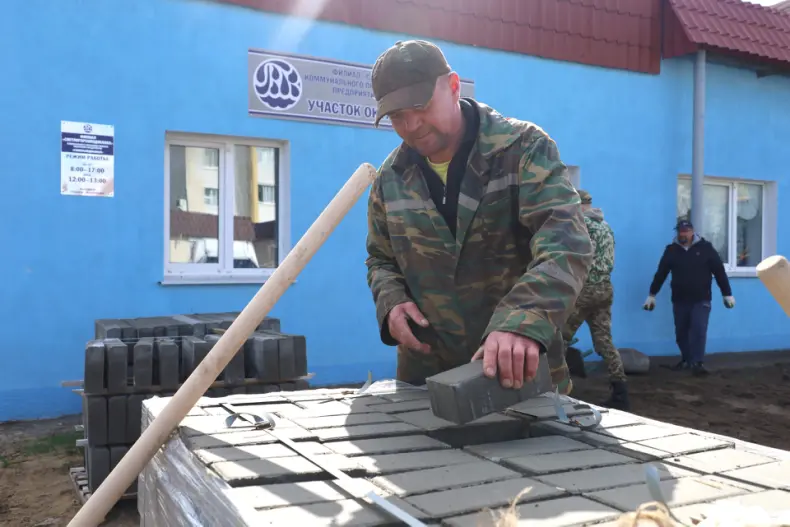 В Октябрьском проходит республиканский субботник. - 5360349723527