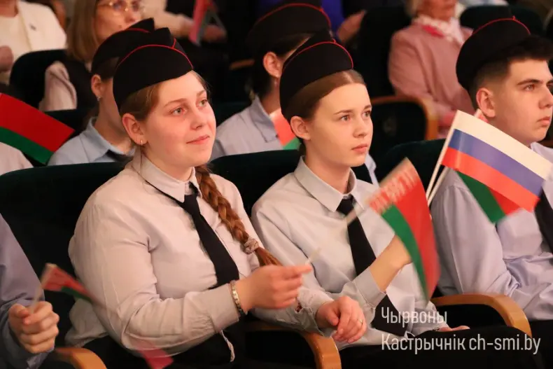 В Октябрьском центре досуга прошло праздничное мероприятие, посвященное Дню единения народов Беларуси и России - 5360171854471