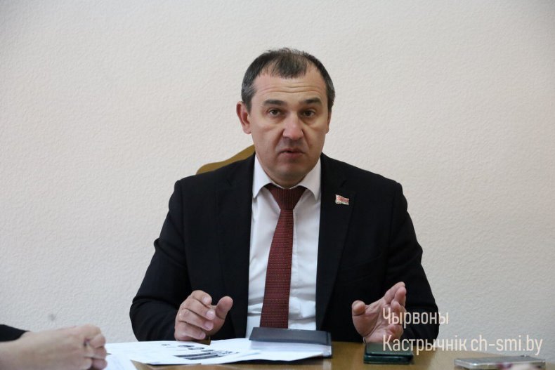 В Октябрьском райисполкоме прошла встреча с представителями блогосферы Октябрьщины, людьми, которые создают контент, снимают видеоролики, проводят эфиры в социальных сетях. - 5360463495815