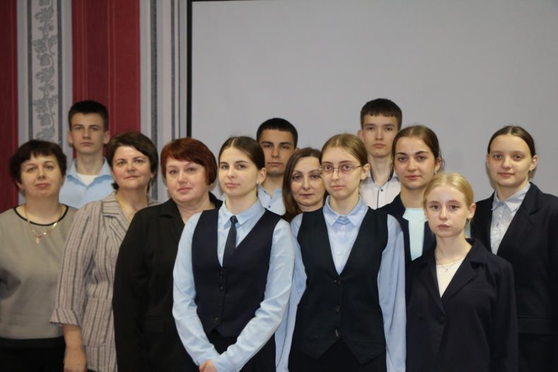 Накануне Дня единения народов Беларуси и России в Октябрьской районной библиотеке состоялась диалоговая площадка "Союзное государство - общая история, общая судьба". - 5360162431623