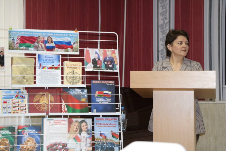 Накануне Дня единения народов Беларуси и России в Октябрьской районной библиотеке состоялась диалоговая площадка "Союзное государство - общая история, общая судьба". - 5360162431367