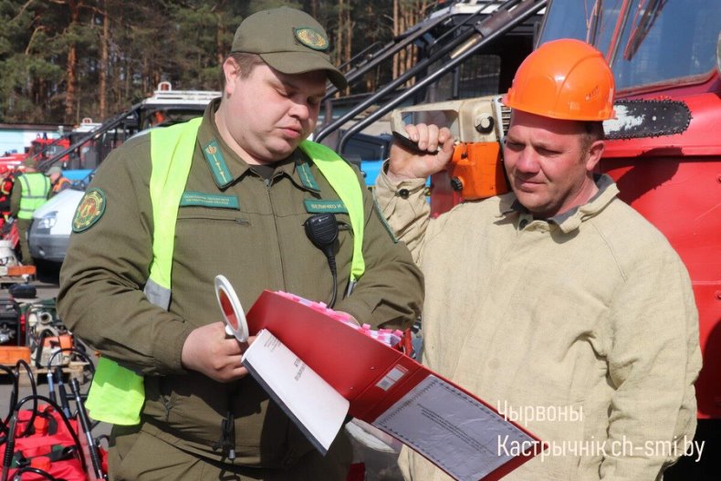 В Октябрьском лесхозе  на базе ремонтно-механических мастерских прошел ежегодный смотр-конкурс лесной охраны. - 5360178908295