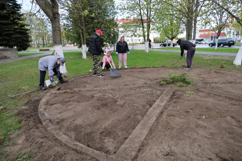 В Год белорусской женщины  в центре горпоселка Октябрьский активистки первичек районной организации общественного объединения   "Белорусский союз женщин", возглавляет которую Валентина Шлапакова, обновляют клумбу. - 5360422009735