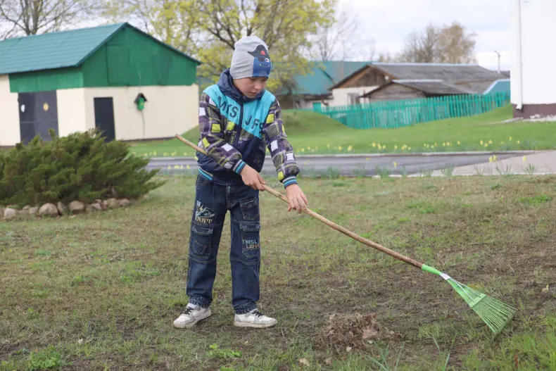 В Октябрьском проходит республиканский субботник. - 5360349545095