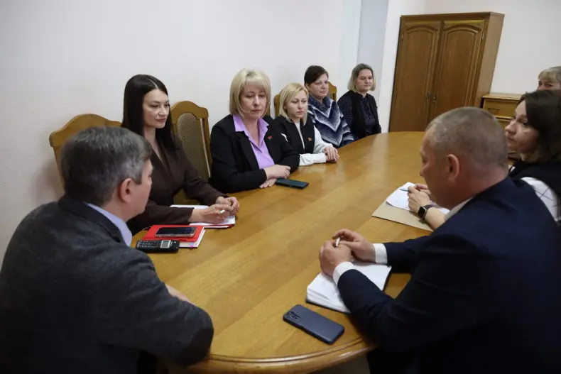 В рамках рабочей поездки в Октябрьский район депутат Палаты Представителей Национального собрания Республики Беларусь Николай Маратаев встретился со специалистами управления по труду, занятости и социальной защите Октябрьского райисполкома. - 5360413987719