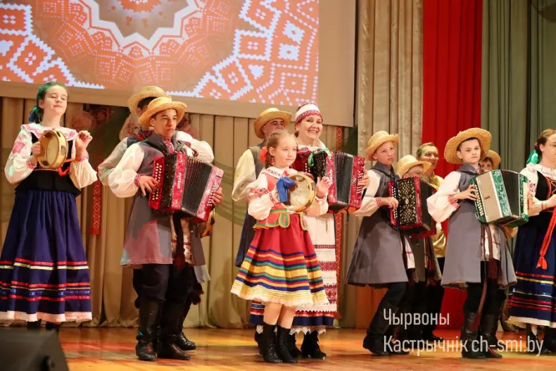 В центре досуга прошел отчетный концерт Октябрьского района "Песни нашей души" - 5360420501639