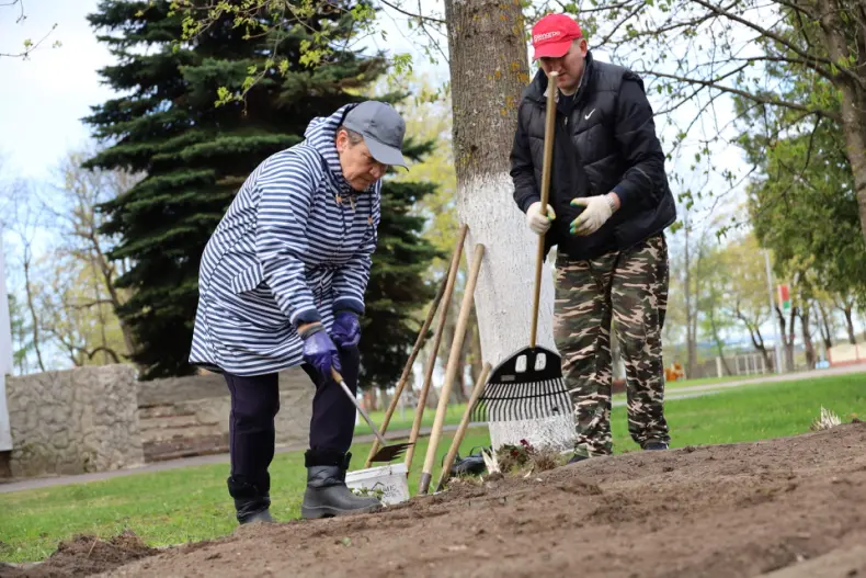 В Год белорусской женщины  в центре горпоселка Октябрьский активистки первичек районной организации общественного объединения   "Белорусский союз женщин", возглавляет которую Валентина Шлапакова, обновляют клумбу. - 5360422008967