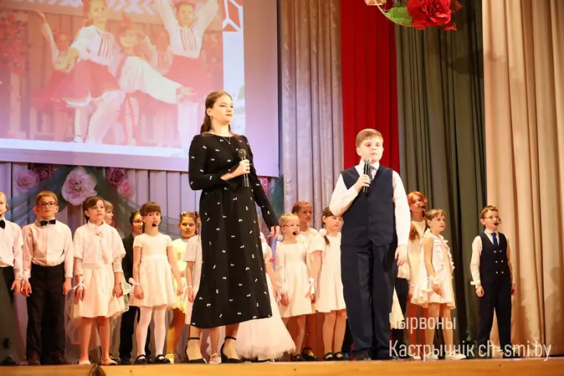 В центре досуга прошел отчетный концерт Октябрьского района "Песни нашей души" - 5360420503431